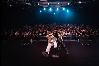 ØZI被嗆「勾二嫂」露面了！周湯豪負傷登台展最強兄弟魂