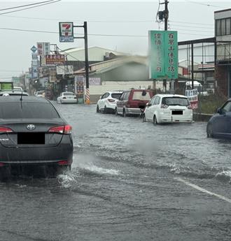 彰化溪湖大雨道路積水紅綠燈失靈　公所緊急出動抽水機