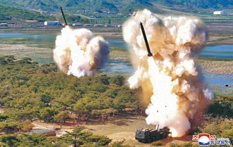 輸出武器援俄 金正恩視察火箭炮演習