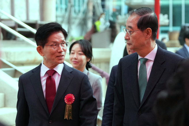 國民力量黨拋出震撼彈，原總統候選人金文洙（左）將被撤換，由無黨籍總統候選人韓悳洙（右）上陣。（資料照/美聯社）