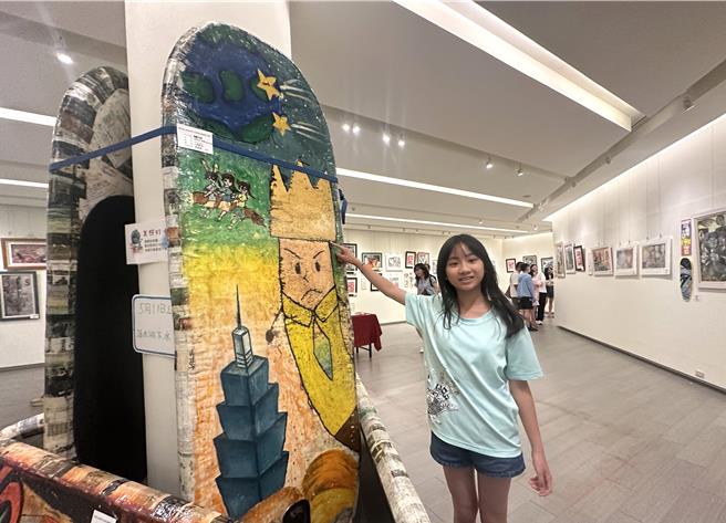 台东县新生国小美术班第十届毕业美展暨联合展览《艺笔勾霄》现于台东艺文中心展出，学生郑语彤。（蔡旻妤摄）