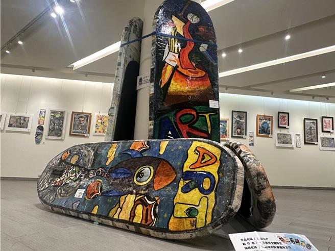 台东县新生国小美术班第十届毕业美展暨联合展览《艺笔勾霄》现于台东艺文中心展出。（蔡旻妤摄）