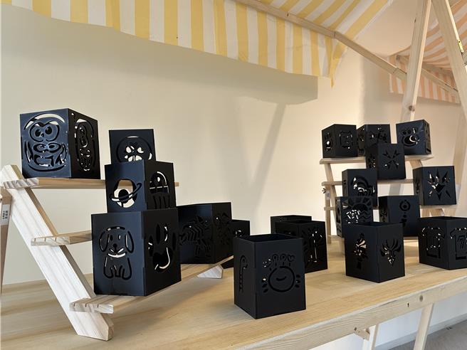 台东县新生国小美术班第十届毕业美展暨联合展览《艺笔勾霄》现于台东艺文中心展出。（蔡旻妤摄）