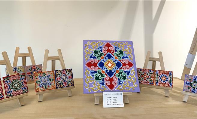 台东县新生国小美术班第十届毕业美展暨联合展览《艺笔勾霄》现于台东艺文中心展出。（蔡旻妤摄）