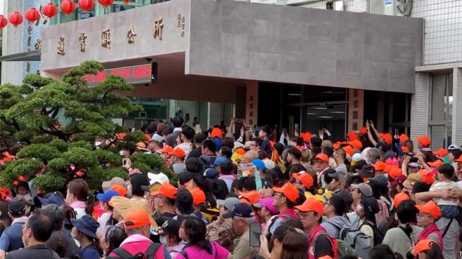 白沙屯妈祖进香活动再次突破传统，今年首次选择在通霄镇公所驻驾过夜，这一决定令当地居民与庙方人员皆感到惊讶。（读者提供／吕丽甄苗栗传真）