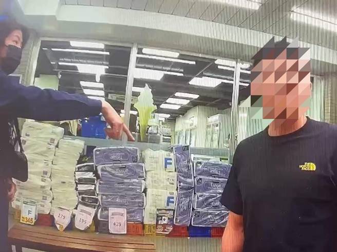 桃園一名王姓男子（22歲）8日清晨酒後鬧出荒唐事，竟誤把停放在KTV前執勤的警車當成「白牌車」，直接伸手開啟車門，還嗆警「我犯什麼罪？」。（圖警方提供／簡銘柱翻攝）