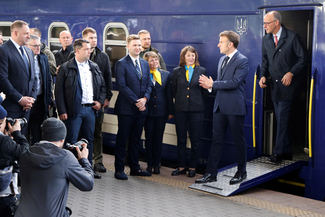 法國總統馬克宏（右二）、德國總理梅爾茨（右一）與英國首相施凱爾、波蘭總理圖斯克10日同乘火車抵達基輔。烏克蘭官員在月台迎接。（路透）
