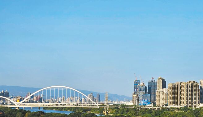 川普关税战，巿场人士认为短期有助热钱流入，但长期来看衝击出口，不利房巿发展。（王莫昀摄）