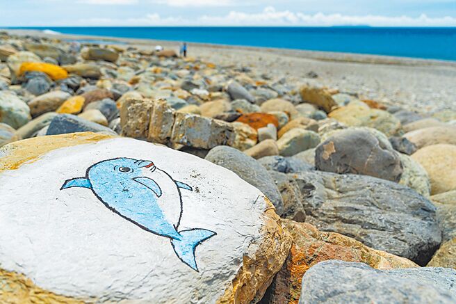 台东市公所与水利署第八河川分署9日共同举办「爱海代言石，海滨寻宝乐」活动，藉此宣导海洋保育。（台东县政府提供／蔡旻妤台东传真）