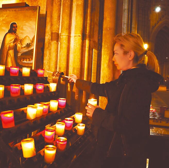 Tizzy Bac主唱惠婷难忘圣母院美景。（相信音乐提供）