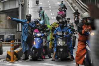 下暴雨「穿雨衣騎車全身濕」 內行教1招防水 保證全乾