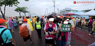 白沙屯媽祖見「大罷免 大成宮」鑽轎底 急煞車倒退繞過