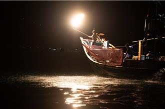 全世界仅存2艘蹦火仔渔船 独特光影魔法捕捞