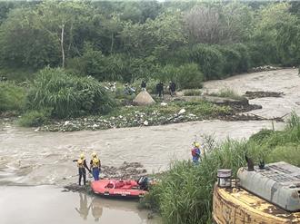 台中大肚溪水暴漲 13釣客受困沙洲獲救
