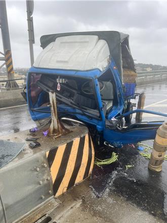 小貨車疑天雨路滑失控 自撞中央安全島駕駛腿骨折