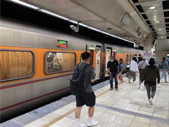 2莽汉「台铁车厢互殴」 乘客吓到手抖！小孩惊喊：不要再打了