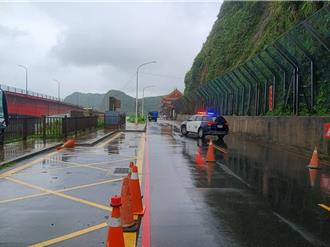 石门十八王公庙旁 土石滑落车道暂时封闭