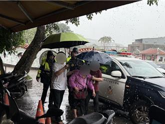 買菜婦摔倒無法起身 龜山警「公主抱」神救援