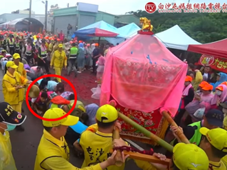 白沙屯媽祖回鑾遇大罷免標語急閃 信眾大呼「顯靈了」