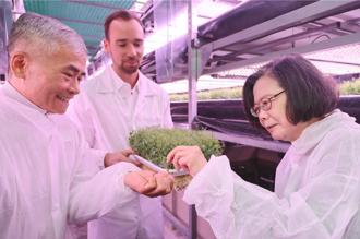 小英參訪歐洲最大垂直農場 品嚐綠拿鐵直讚好喝