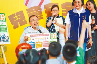 侯友宜：愛小孩 每一雙手攏毋甘放