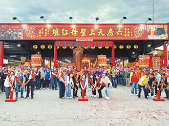六房媽過爐 數萬信眾冒雨同行