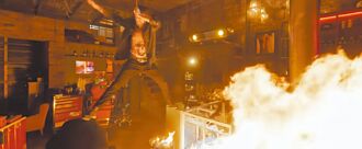 理查哈蒙只靠鼻環艱辛吊空中