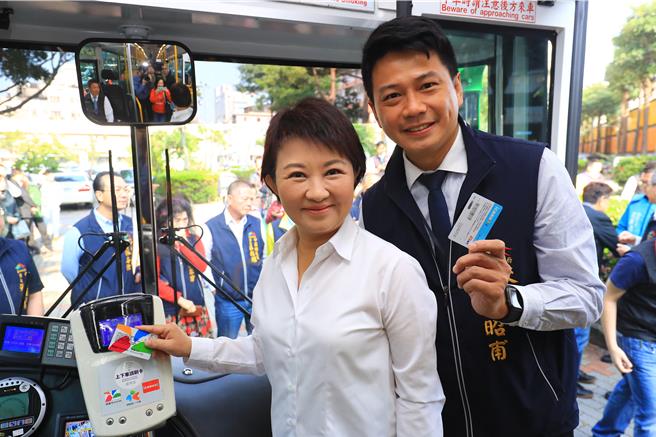台中市长卢秀燕推行双十公车，申请市民交通卡人数至今年5月突破187万。（台中市府提供）