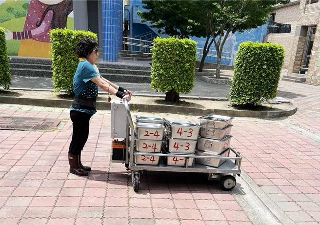 鑑于厨妈每天推送餐桶距离总长度达1.5公里，还要克服长120公尺斜坡，兴中国小精心打造「兴中特斯拉餐桶推车」。(兴中国小提供／吕妍庭嘉义传真)