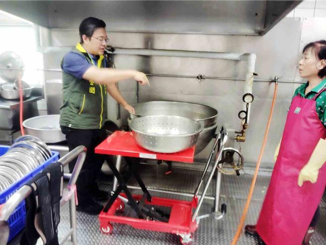 兴中国小添购食材搬运推高机与设计菜桶水平移动器，提高作业效率。(兴中国小提供／吕妍庭嘉义传真)