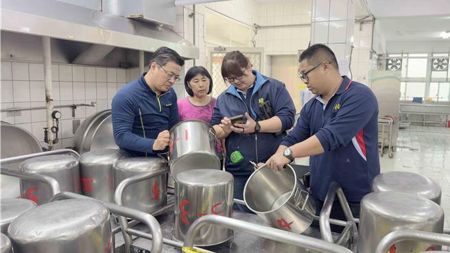 兴中国小全面汰换老旧餐汤桶，一至三年级餐桶由校方採购，四至六年级由家长会长庄耀德号召多位常委共同捐赠。(兴中国小提供／吕妍庭嘉义传真)