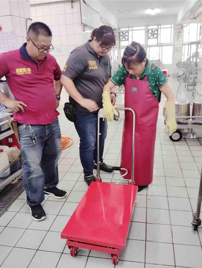 食材搬运推高机与设计菜桶水平移动器能减少工伤风险。(兴中国小提供／吕妍庭嘉义传真)