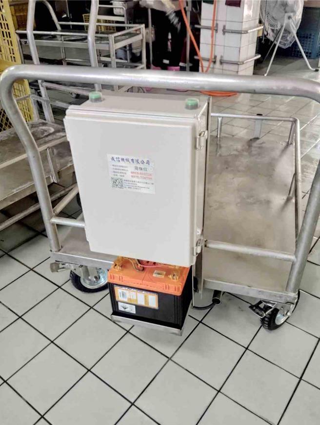 「兴中特斯拉餐桶推车」是具有智慧推进与剎车辅助功能的电动推车。(兴中国小提供／吕妍庭嘉义传真)