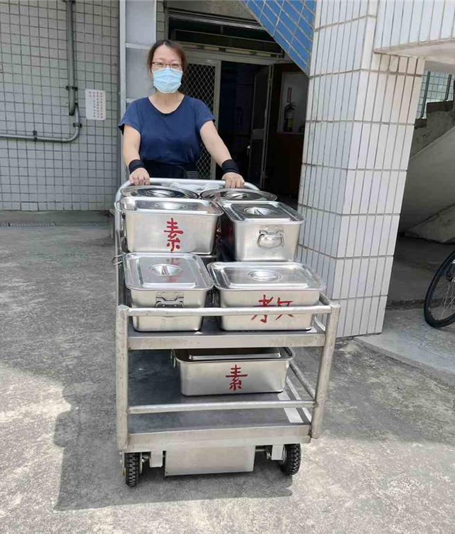 「兴中特斯拉餐桶推车」让厨工妈妈作业变轻松。(兴中国小提供／吕妍庭嘉义传真)