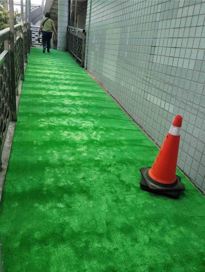 校方针对推送动线进行优化，铺设防滑人工草皮，提升整体安全性。(兴中国小提供／吕妍庭嘉义传真)