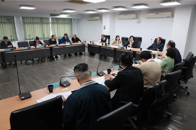 云林县政府2021年启动县志编纂，将进入期末审查，预计于2026年正式出版，11日县文观处表示除编纂县志，也协助各乡镇展开乡镇志编纂。（云林县政府提供／张朝欣云林传真）