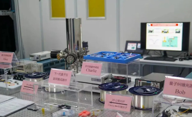 大陸電子科技大學周強教授團隊成功研製出全球首個氮化鎵量子光源晶片，這項重大突破有望在2026年完成多場景技術驗證，為量子光源進行科學探索和突破。（圖／