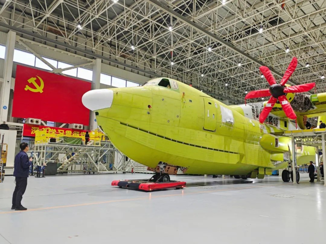 大陸自研的水陸兩棲大飛機AG600批量生產首架機─1101架機完成總裝下線，在各系統聯調聯試之後進行交付。（圖／快科技）