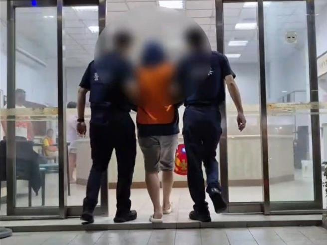 高雄市立殯儀館今日1名吳姓男子在參加告別式過程，遭到1名男子持利器狠刺腹部，當場血流如注送醫急救，警方逮到行凶男子到案。（警方提供／任義宇高雄傳真）