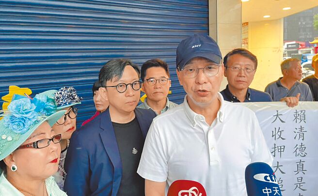 国民党主席朱立伦指出，「还假于民」将本来就属于劳工的假日还给劳工、民眾，接着要推「还钱于民」等重大法案。（国民党提供／张珈瑄台北传真）