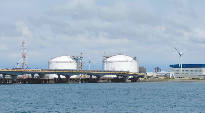 环境部长彭启明日前称火力发电污染仅占2.3％空污，桃园市副市长苏俊宾怀疑说法，认为数据有必要厘清，才能让民眾判断。图为中油第3座天然气接收站专区。（本报资料照片）