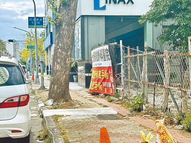 高雄前镇区二圣路的人行道老旧破碎，靠近路树根部的地砖也不平整，导致轮椅族、娃娃车很难通过。（纪爰摄）