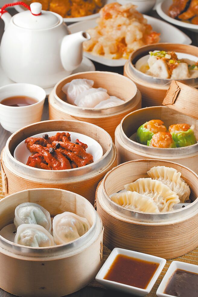 翰品高雄港都茶楼双飨券售价为1599元，可选三人份量的港点套餐或烤鸭飨宴。（云朗观光集团提供）