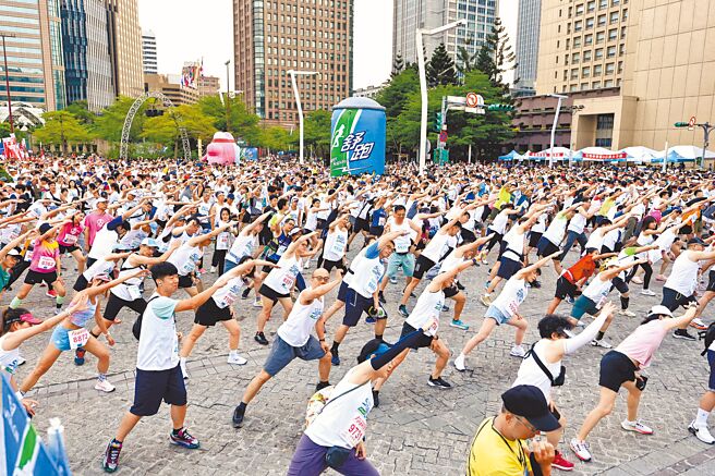 舒跑杯跑者齐跳健康操。（舒跑杯提供）