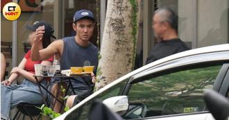 野生阮經天揪友人現身咖啡廳 秀健壯手臂跟招牌電眼
