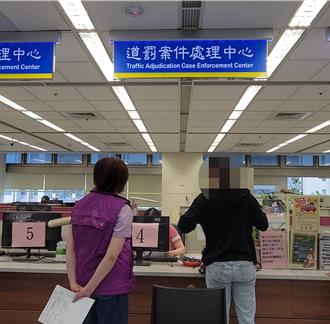 婦人無照酒駕累犯冤辯代謝慢 壽險遭扣急託女兒繳清罰鍰