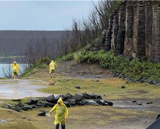 澎湖3男抱高粱酒灑玄武岩柱 遊客看傻：神秘宗教儀式？