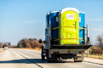 妹子上流動廁所被載上高速公路 網笑瘋：買蹲票？