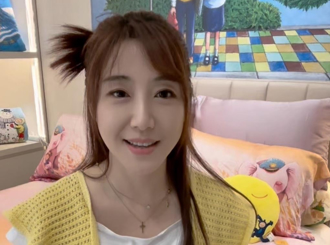 双胞胎佩佩晒「母女情深」！躺床做梦跟孩子当好朋友