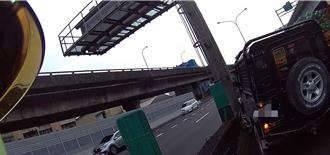 国1内湖交流道发生自撞意外　驾驶命危送医抢救